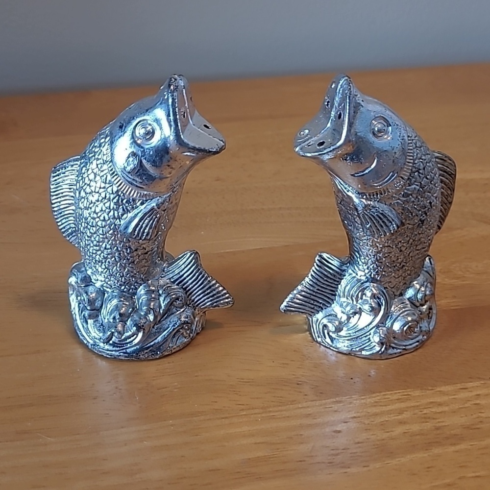 VINTAGE Silver Plastic Jumping Fish Salt & Pepper Shakers, Made in Hong Kong